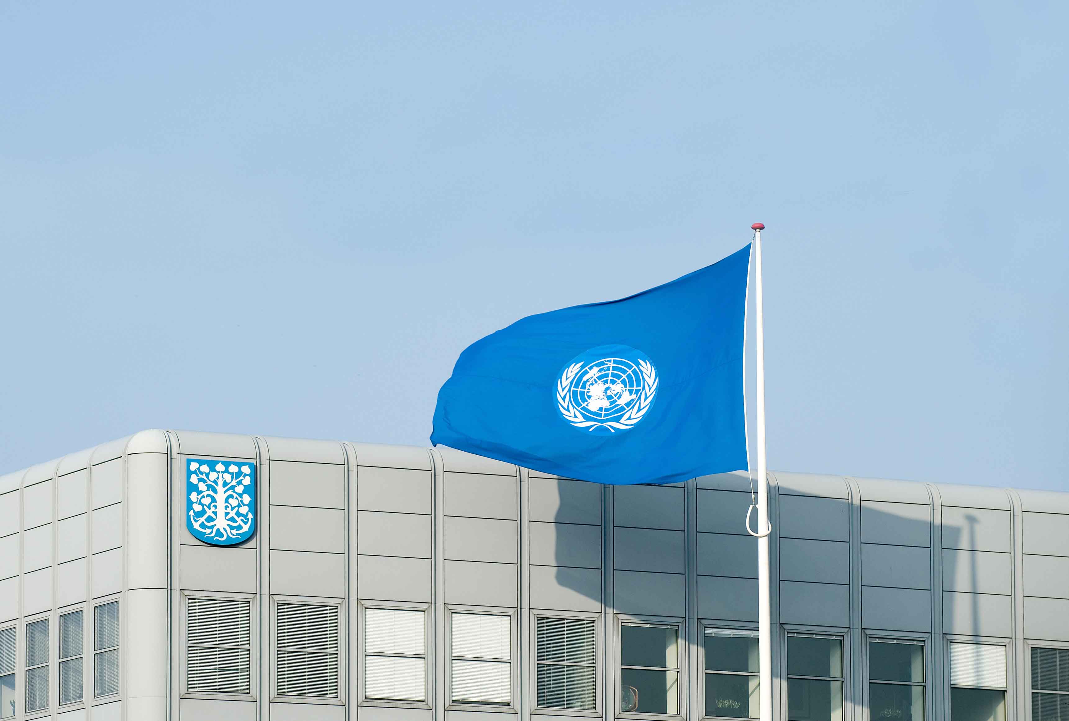 Esbjerg Rådhus med FN-flag og blå himmel